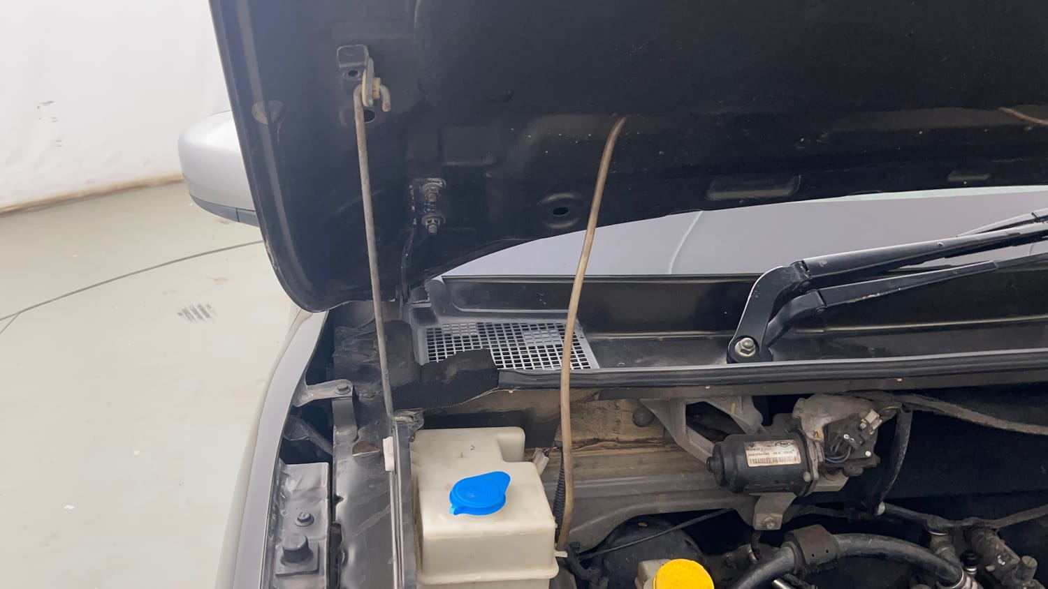 Used 2018 Renault Kwid 1.0 RXT Petrol Manual engine ENGINE RIGHT SIDE HINGE & APRON VIEW