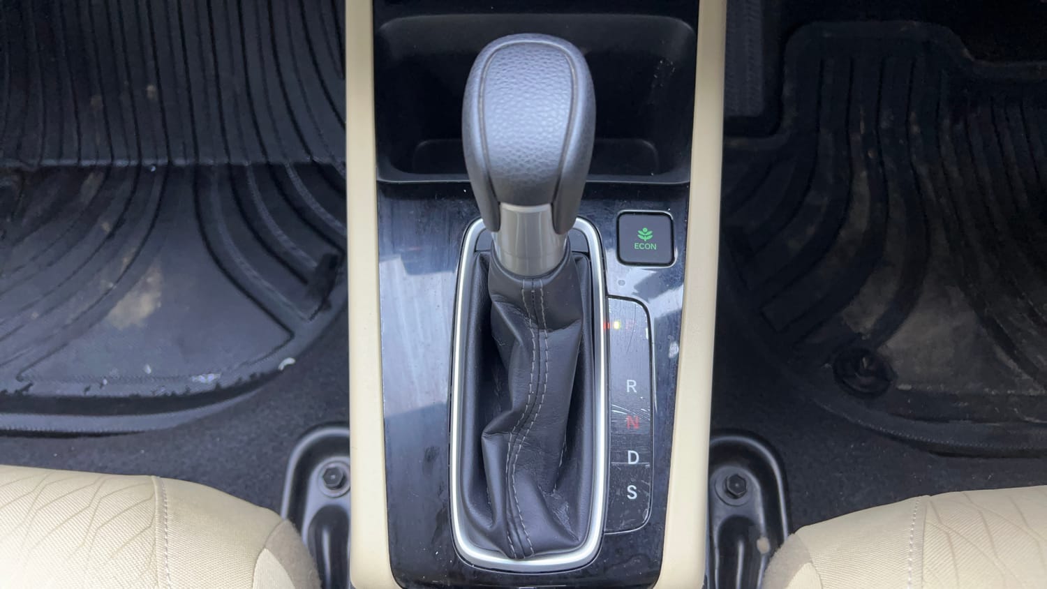 Used 2024 Honda City V Petrol CVT Petrol Automatic interior GEAR  KNOB VIEW