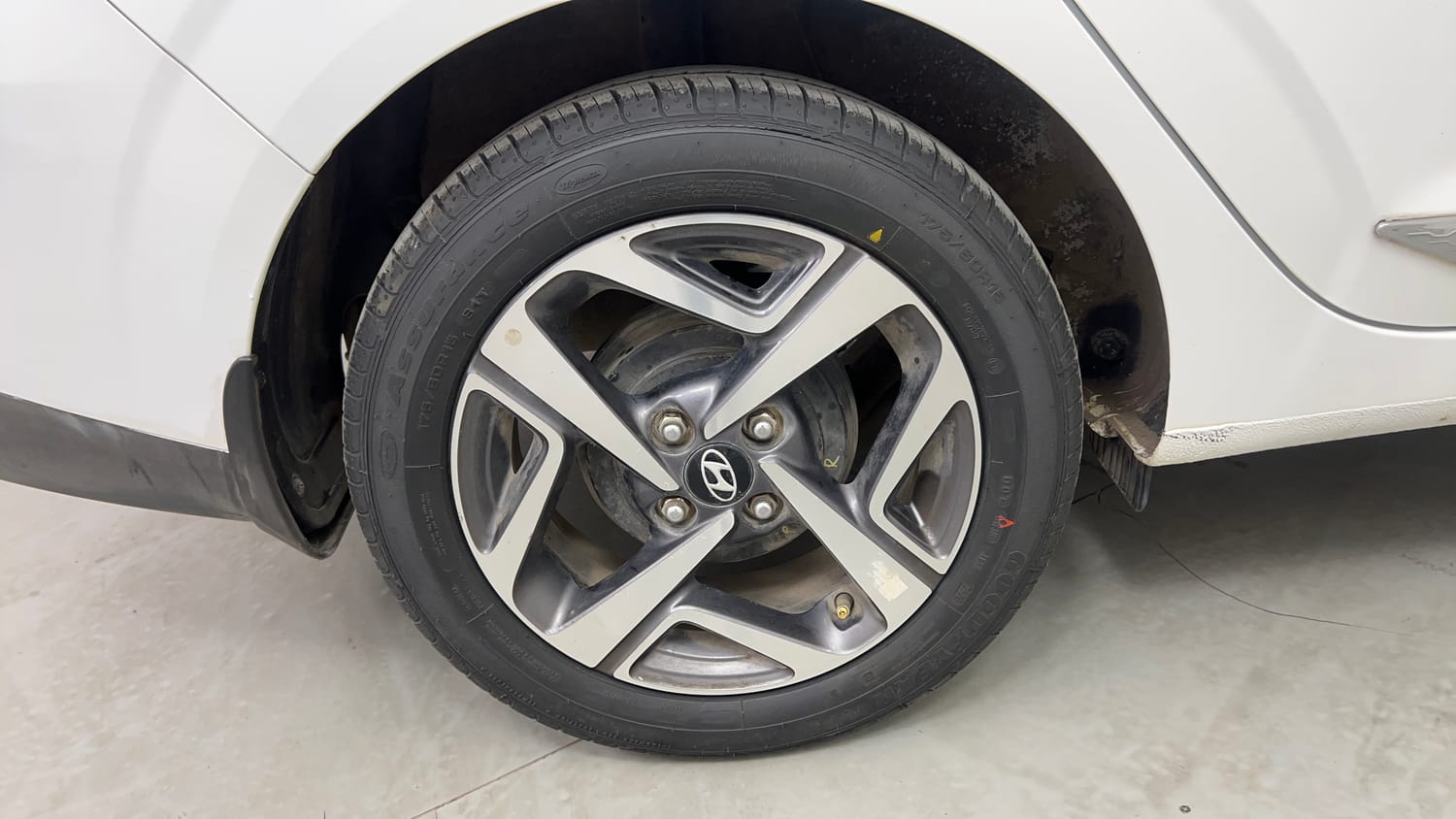 Used 2022 Hyundai Aura SX 1.2 Petrol Petrol Manual tyres RIGHT REAR TYRE RIM VIEW