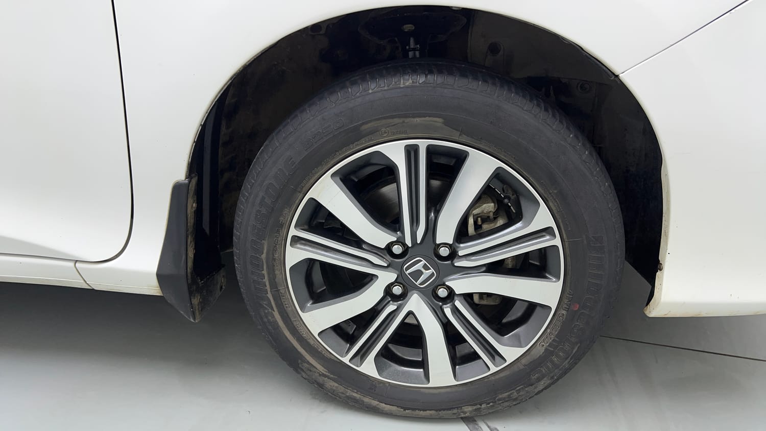 Used 2022 Honda City 4th Generation V Petrol Petrol Manual tyres RIGHT FRONT TYRE RIM VIEW