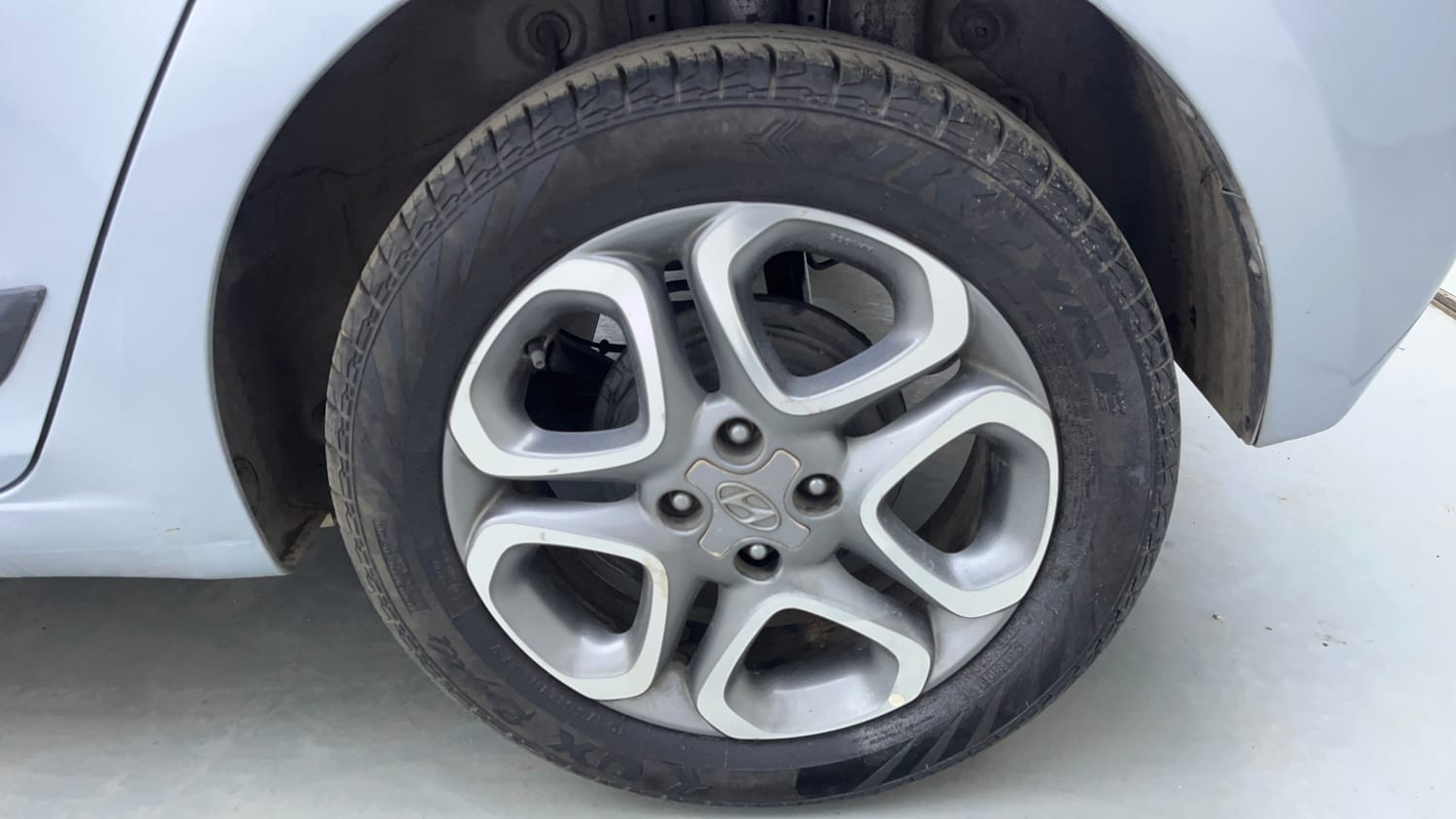 Used 2020 Hyundai Elite i20 Asta 1.2 (O) CVT Petrol Automatic tyres LEFT REAR TYRE RIM VIEW