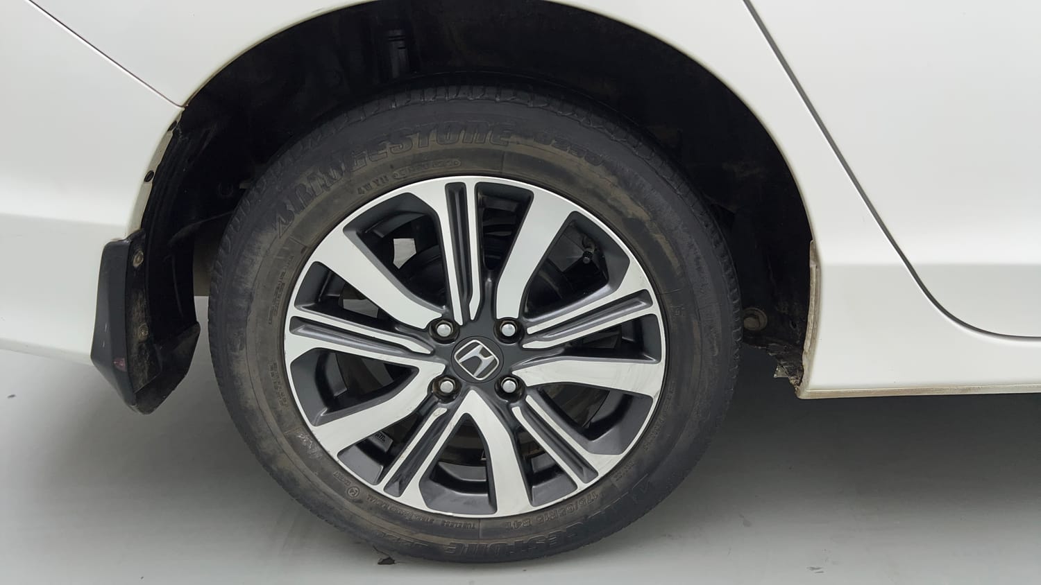 Used 2022 Honda City 4th Generation V Petrol Petrol Manual tyres RIGHT REAR TYRE RIM VIEW