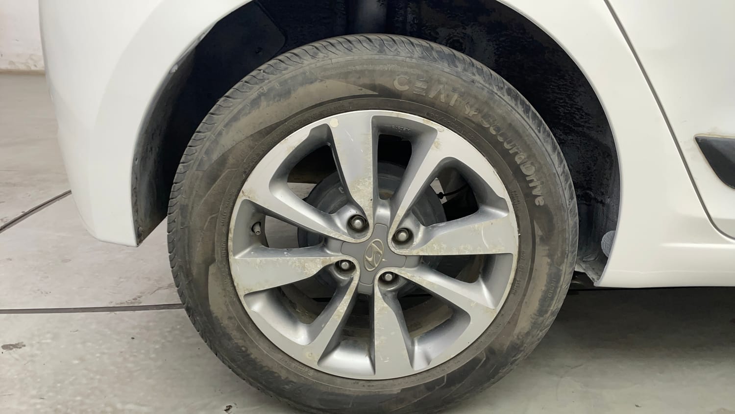 Used 2017 Hyundai Elite i20 Asta 1.2 (O) Petrol Manual tyres RIGHT REAR TYRE RIM VIEW