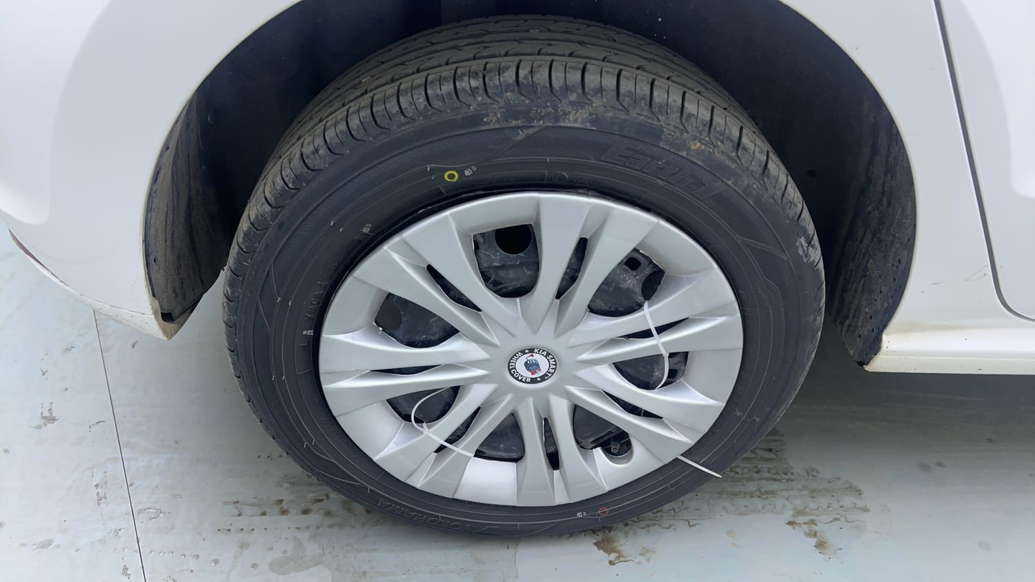 Used 2017 Volkswagen Polo Comfortline 1.2L (P) Petrol Manual tyres RIGHT REAR TYRE RIM VIEW