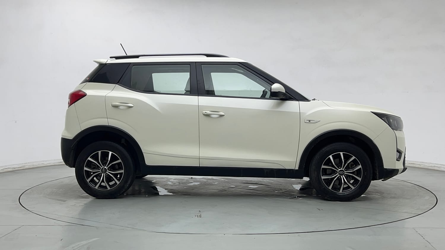 Used 2022 Mahindra XUV 300 W6 1.5 Diesel Diesel Manual exterior RIGHT SIDE VIEW