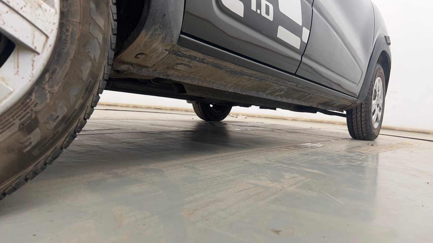 Used 2018 Renault Kwid 1.0 RXT Petrol Manual extra REAR RIGHT UNDERBODY VIEW