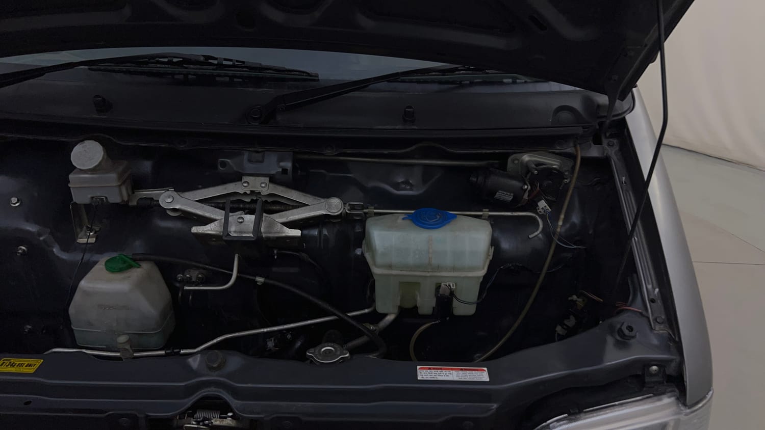 Used 2016 Maruti Suzuki Eeco 5 STR WITH A/C+HTR Petrol Manual engine ENGINE LEFT SIDE HINGE & APRON VIEW