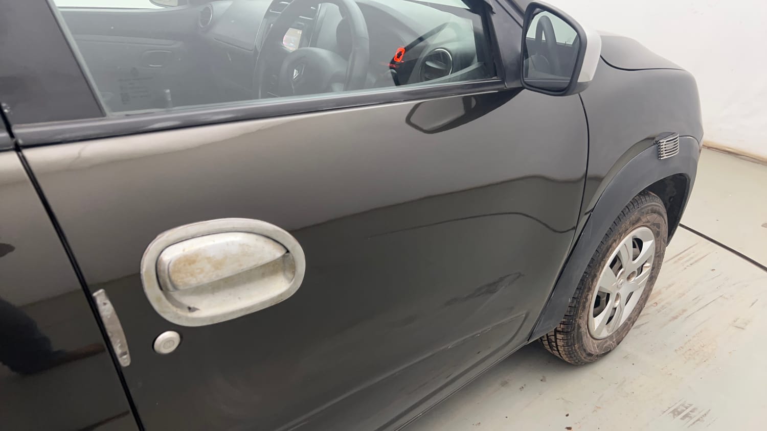 Used 2018 Renault Kwid 1.0 RXT Petrol Manual dents MINOR SCRATCH