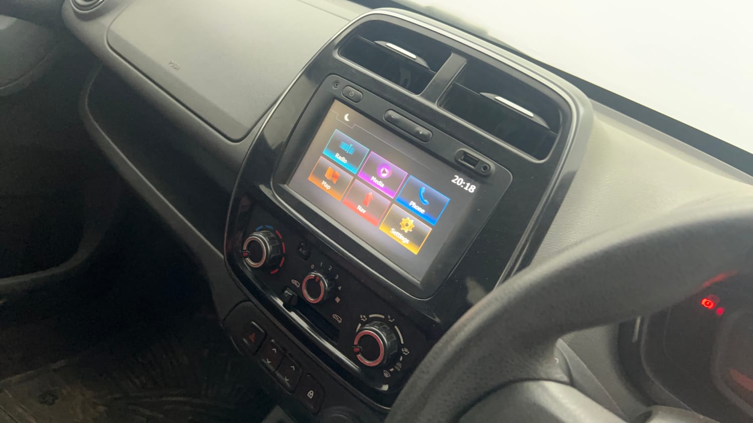 Used 2018 Renault Kwid 1.0 RXT Petrol Manual top_features Touch screen infotainment system