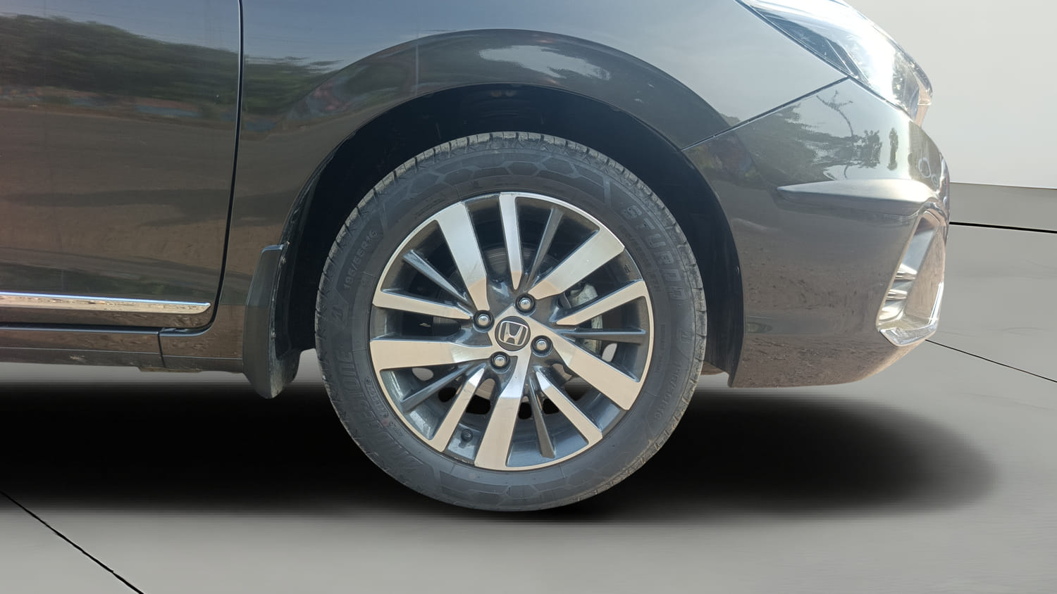 Used 2023 Honda City ZX Petrol Petrol Manual tyres RIGHT FRONT TYRE RIM VIEW