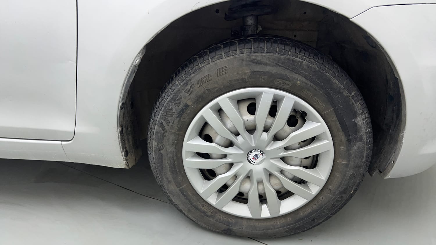 Used 2015 Maruti Suzuki Swift Lxi (O) Petrol Manual tyres RIGHT FRONT TYRE RIM VIEW