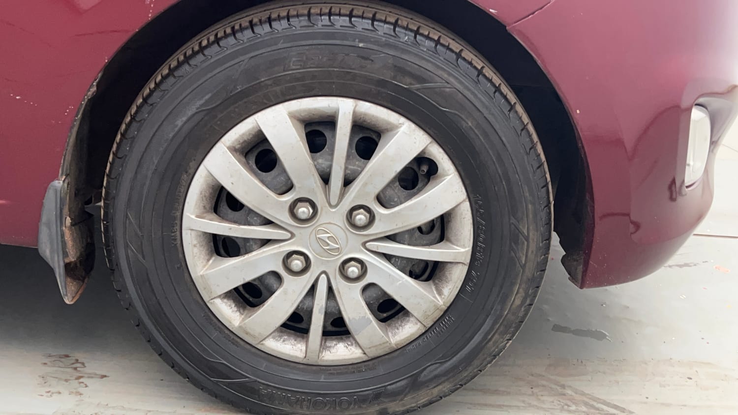 Used 2016 Hyundai i10 Sportz 1.1 iRDE2 Petrol Manual tyres RIGHT FRONT TYRE RIM VIEW