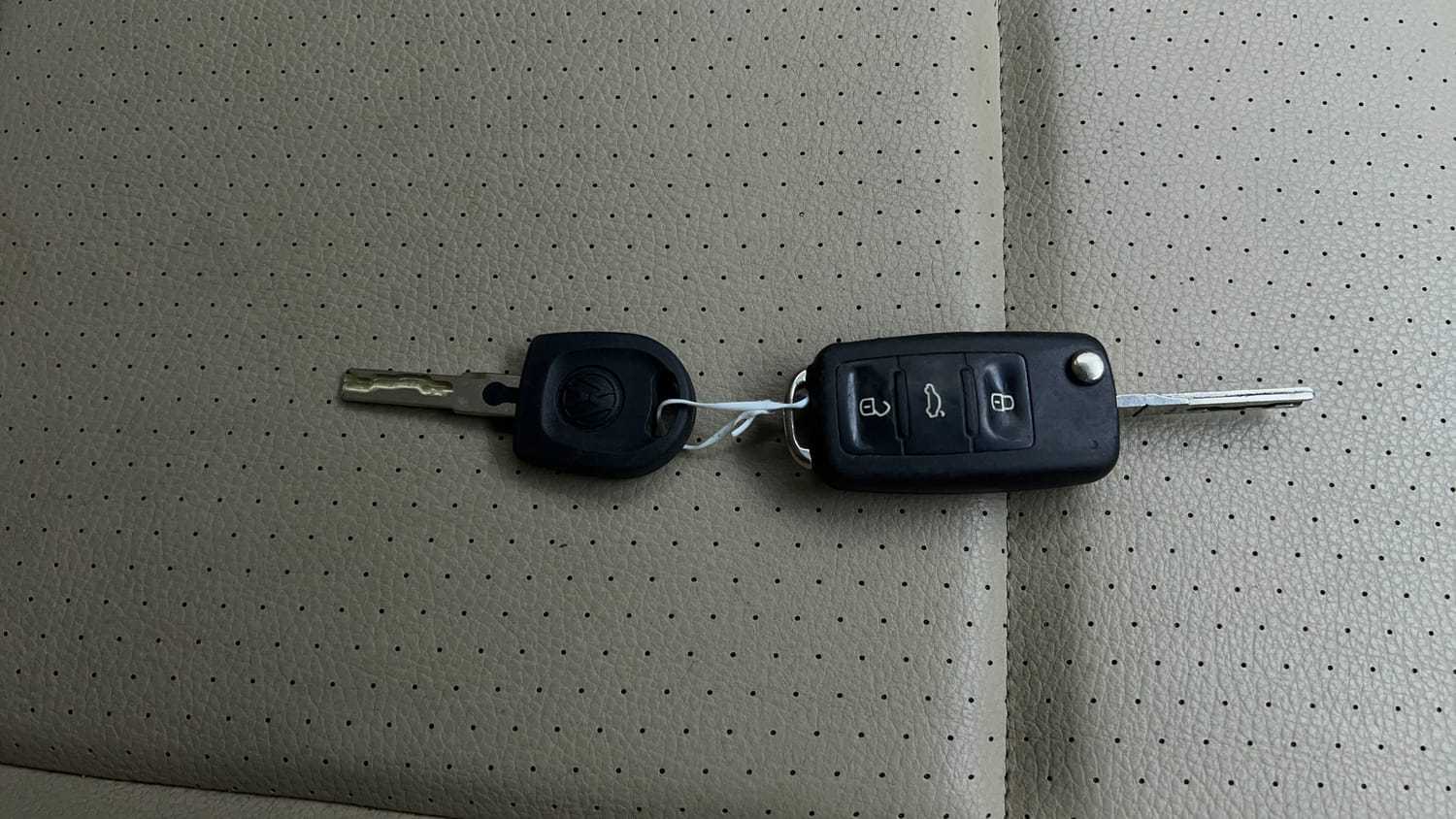 Used 2016 Volkswagen Vento Highline 1.2 (P) AT Petrol Automatic extra CAR KEY VIEW
