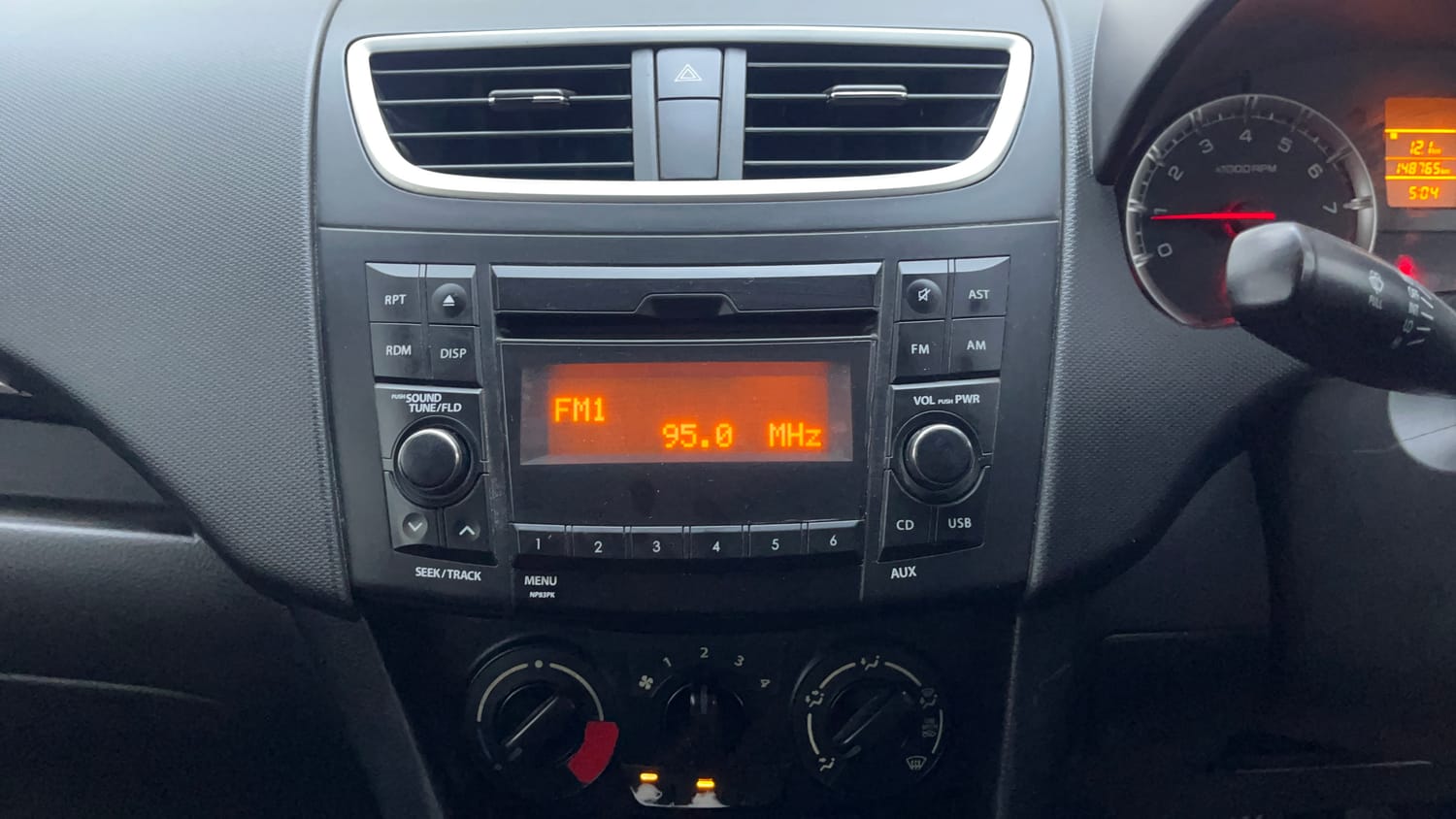 Used 2015 Maruti Suzuki Swift VXi Petrol Manual interior MUSIC SYSTEM & AC CONTROL VIEW