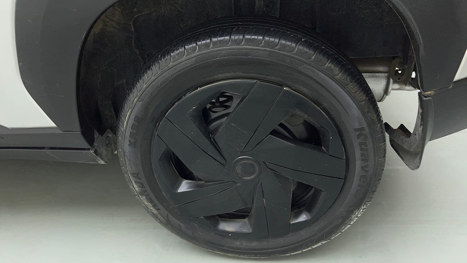 Used 2022 Nissan Magnite XE Petrol Manual tyres LEFT REAR TYRE RIM VIEW