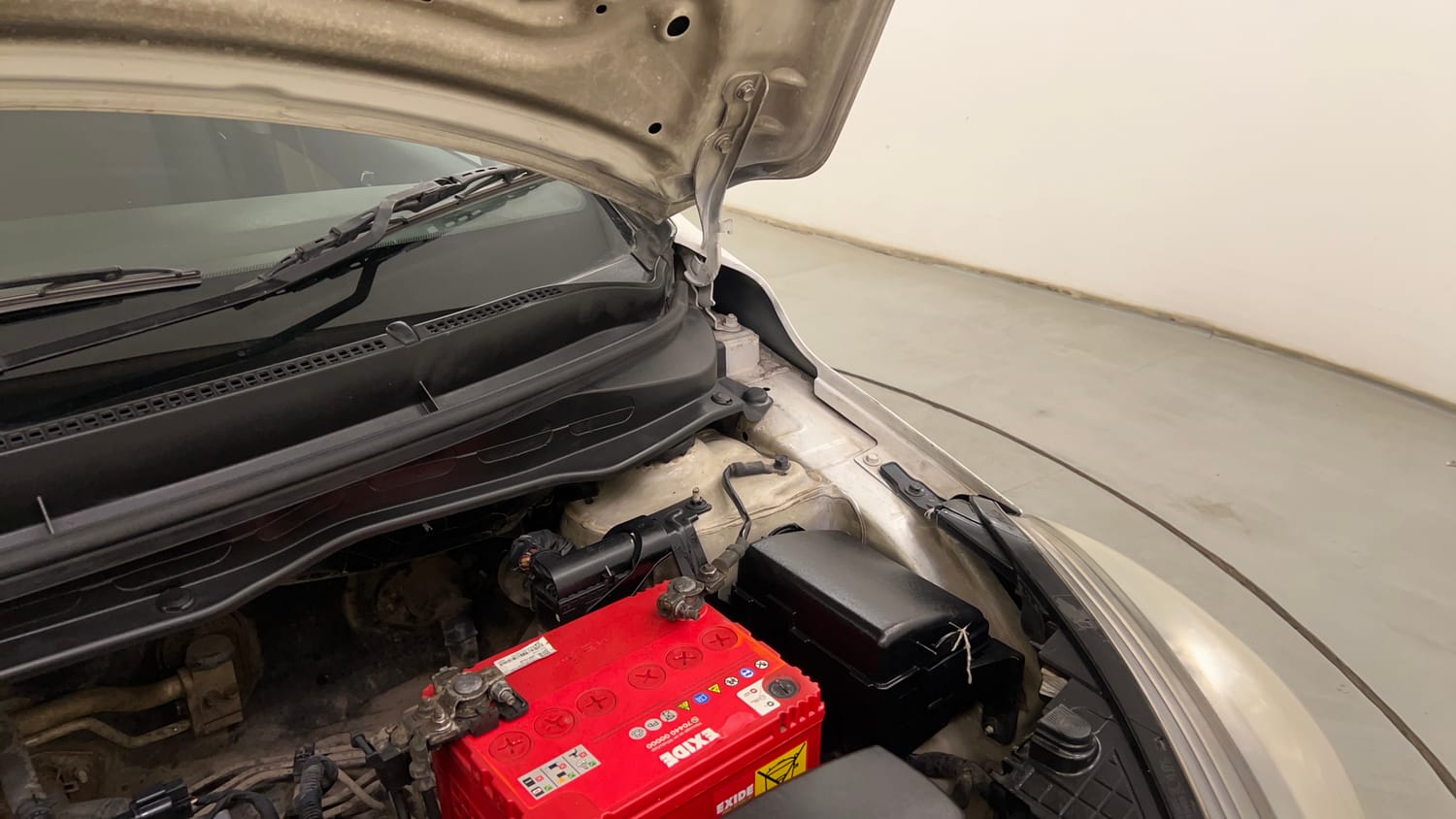 Used 2012 Hyundai i20 Asta 1.2 Petrol Manual engine ENGINE LEFT SIDE HINGE & APRON VIEW