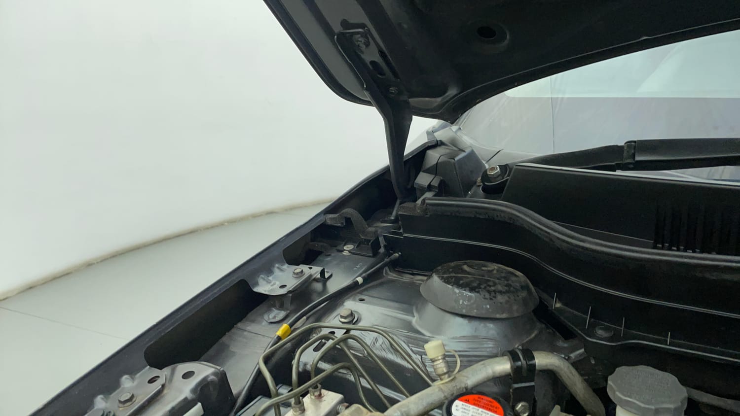 Used 2017 Maruti Suzuki Vitara Brezza LDi (O) Diesel Manual engine ENGINE RIGHT SIDE HINGE & APRON VIEW