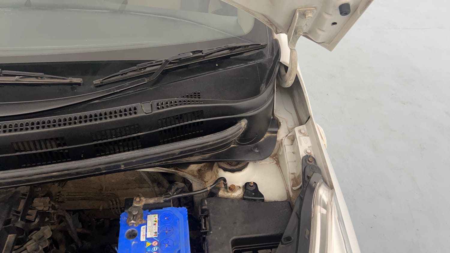 Used 2014 Hyundai Grand i10 Magna 1.2 Kappa VTVT Petrol Manual engine ENGINE LEFT SIDE HINGE & APRON VIEW