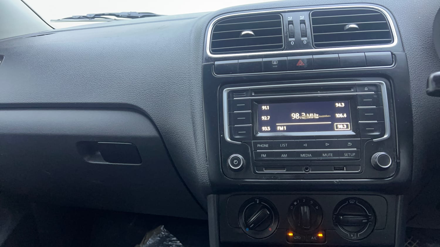 Used 2017 Volkswagen Polo Comfortline 1.2L (P) Petrol Manual interior MUSIC SYSTEM & AC CONTROL VIEW