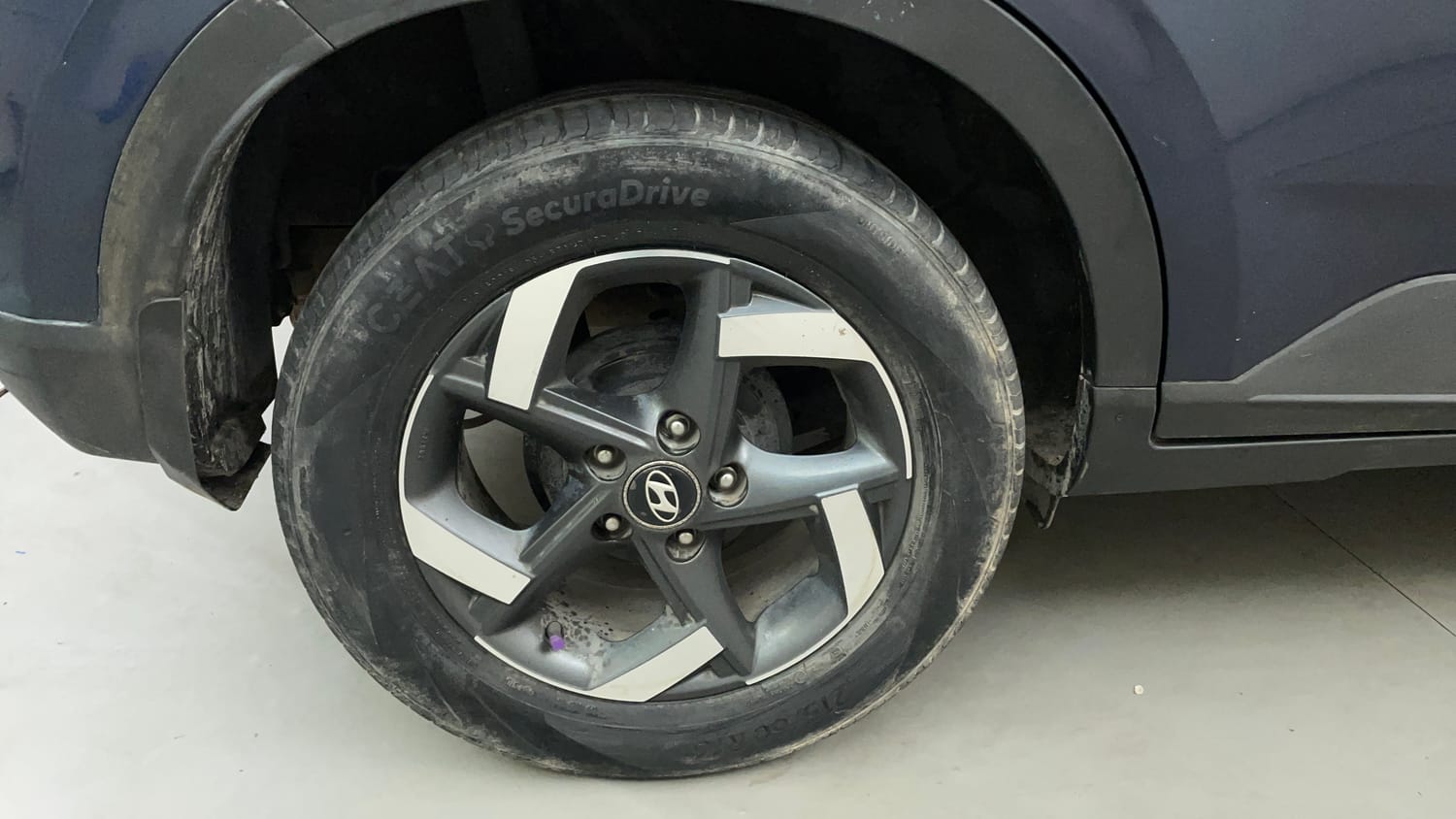 Used 2019 Hyundai Venue SX Plus 1.0 Turbo DCT Petrol Automatic tyres RIGHT REAR TYRE RIM VIEW