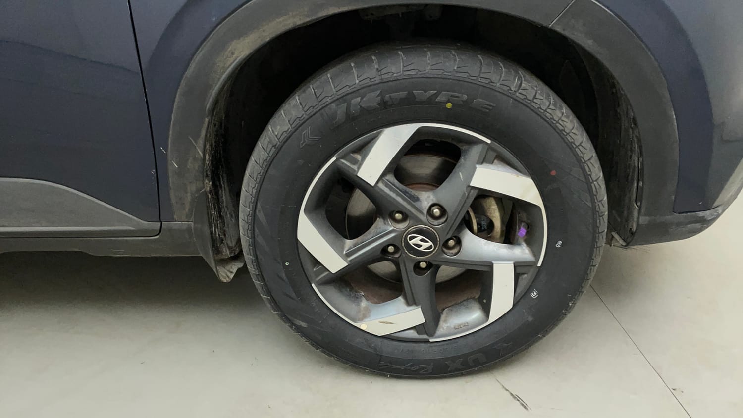 Used 2019 Hyundai Venue SX Plus 1.0 Turbo DCT Petrol Automatic tyres RIGHT FRONT TYRE RIM VIEW