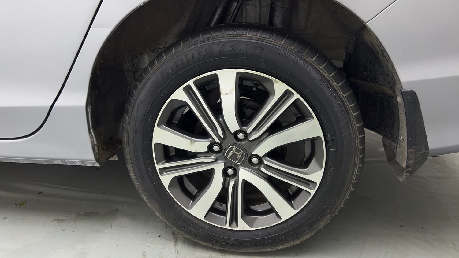 Used 2022 Honda City 4th Generation V Petrol Petrol Manual tyres LEFT REAR TYRE RIM VIEW