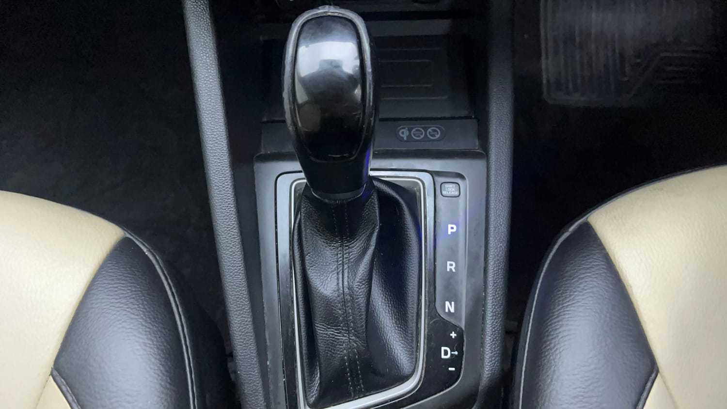 Used 2020 Hyundai Elite i20 Asta 1.2 (O) CVT Petrol Automatic interior GEAR  KNOB VIEW