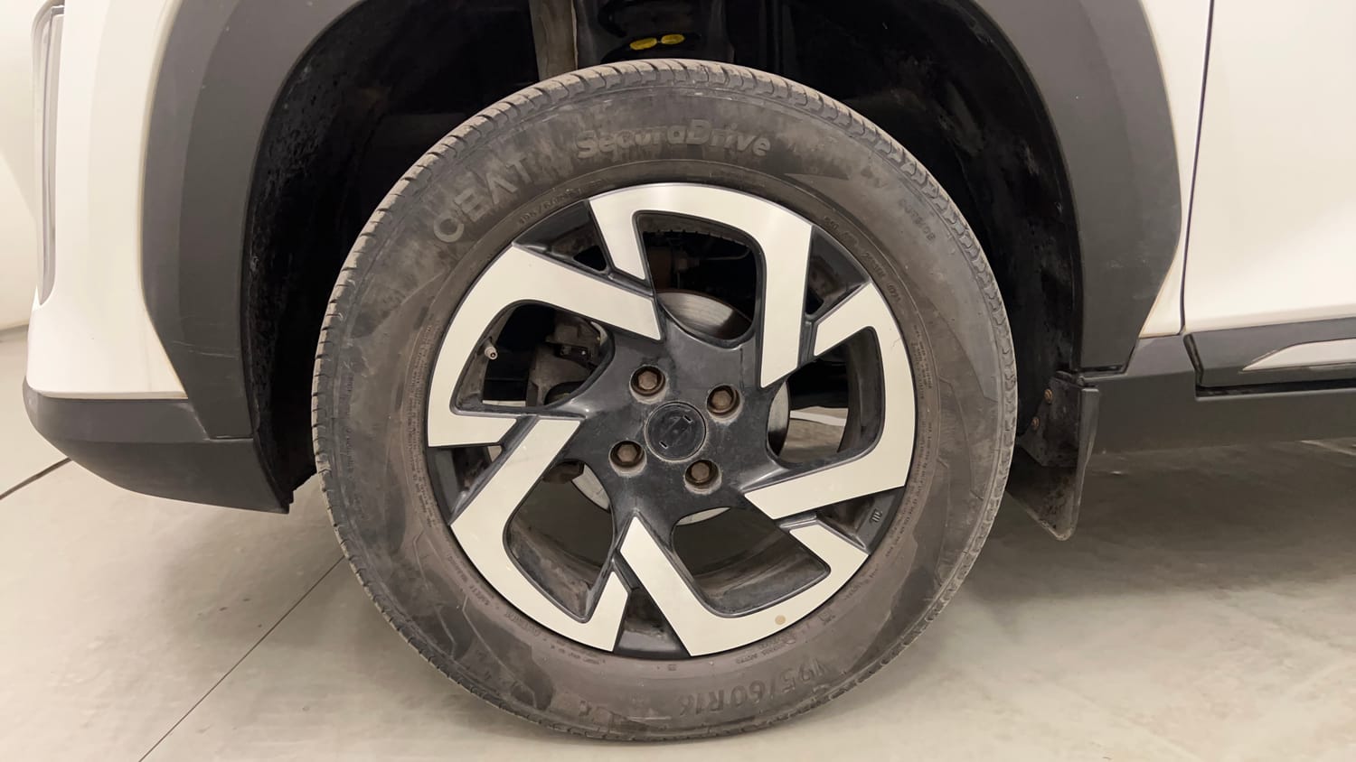 Used 2023 Nissan Magnite XV Petrol Manual tyres LEFT FRONT TYRE RIM VIEW