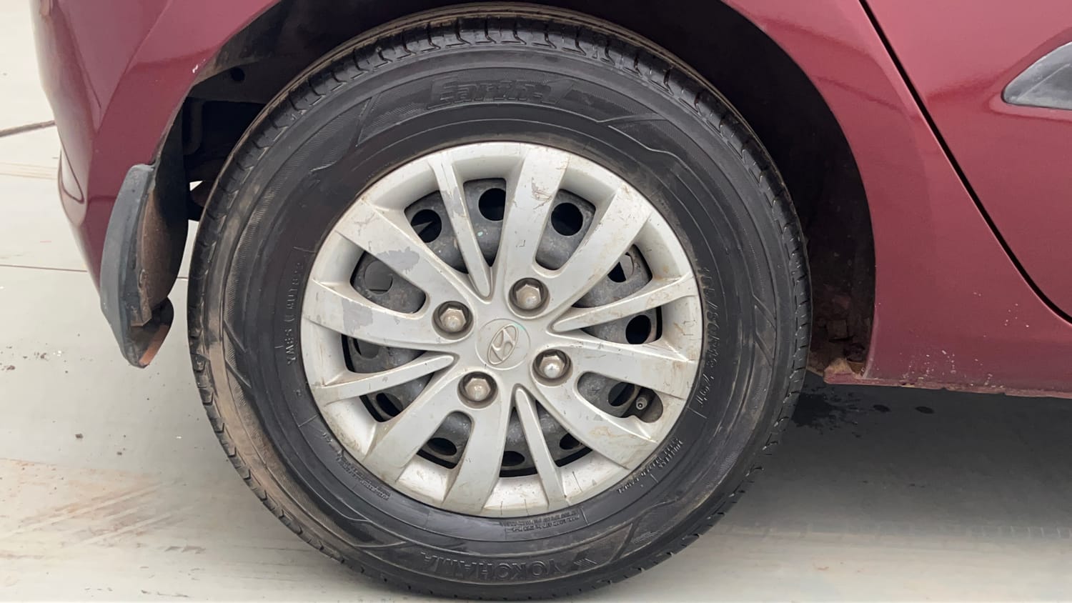 Used 2016 Hyundai i10 Sportz 1.1 iRDE2 Petrol Manual tyres RIGHT REAR TYRE RIM VIEW