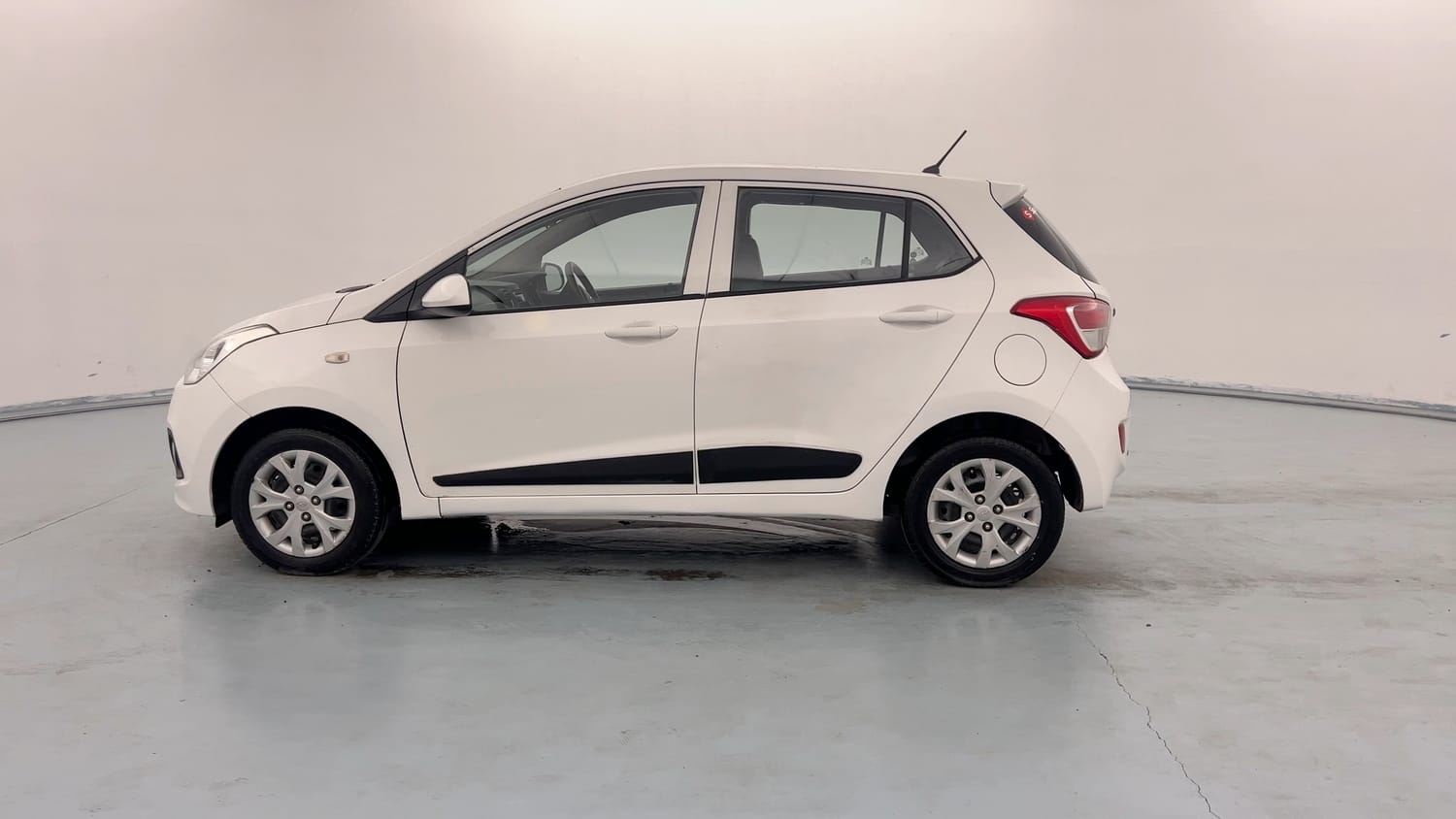 Used 2014 Hyundai Grand i10 Magna 1.2 Kappa VTVT Petrol Manual exterior LEFT SIDE VIEW