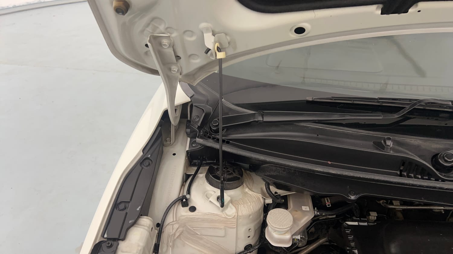 Used 2024 Maruti Suzuki Baleno Alpha MT Petrol Manual engine ENGINE RIGHT SIDE HINGE & APRON VIEW
