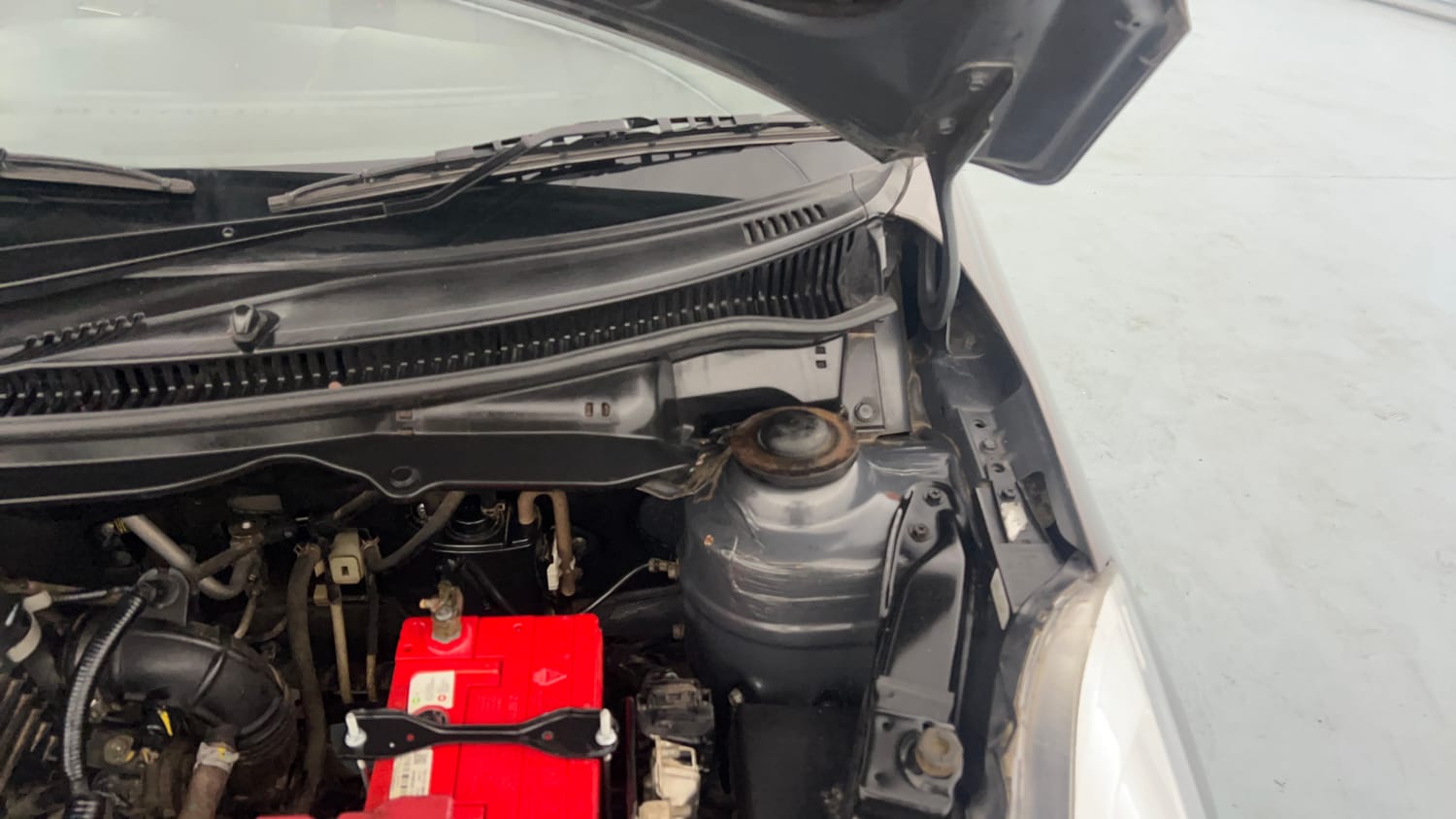 Used 2014 Maruti Suzuki Swift VXi Petrol Manual engine ENGINE LEFT SIDE HINGE & APRON VIEW