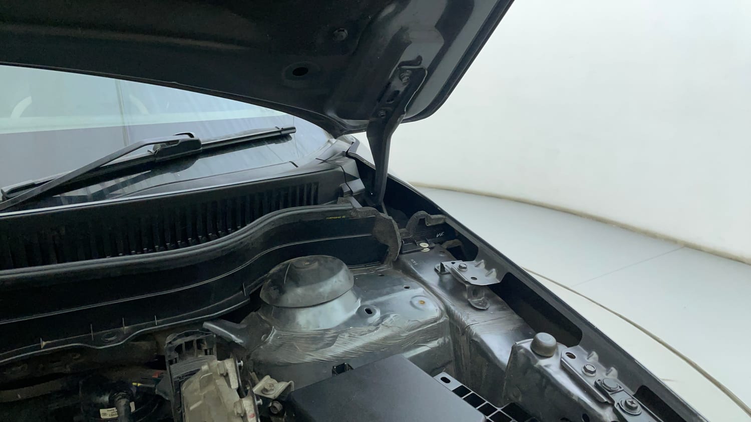 Used 2017 Maruti Suzuki Vitara Brezza LDi (O) Diesel Manual engine ENGINE LEFT SIDE HINGE & APRON VIEW