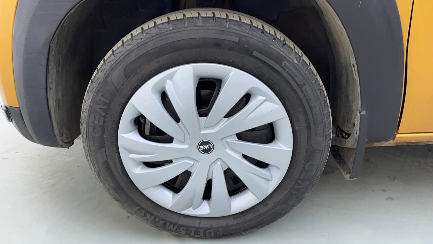 Used 2022 Renault Kwid CLIMBER AMT Petrol Automatic tyres LEFT FRONT TYRE RIM VIEW