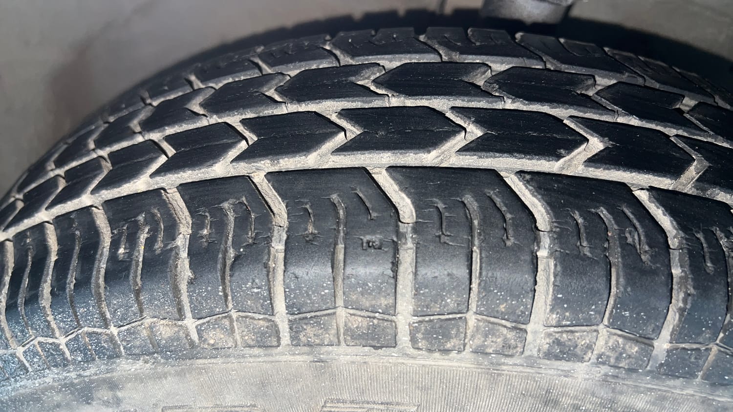 Used 2015 Maruti Suzuki Swift Lxi (O) Petrol Manual tyres RIGHT FRONT TYRE TREAD VIEW