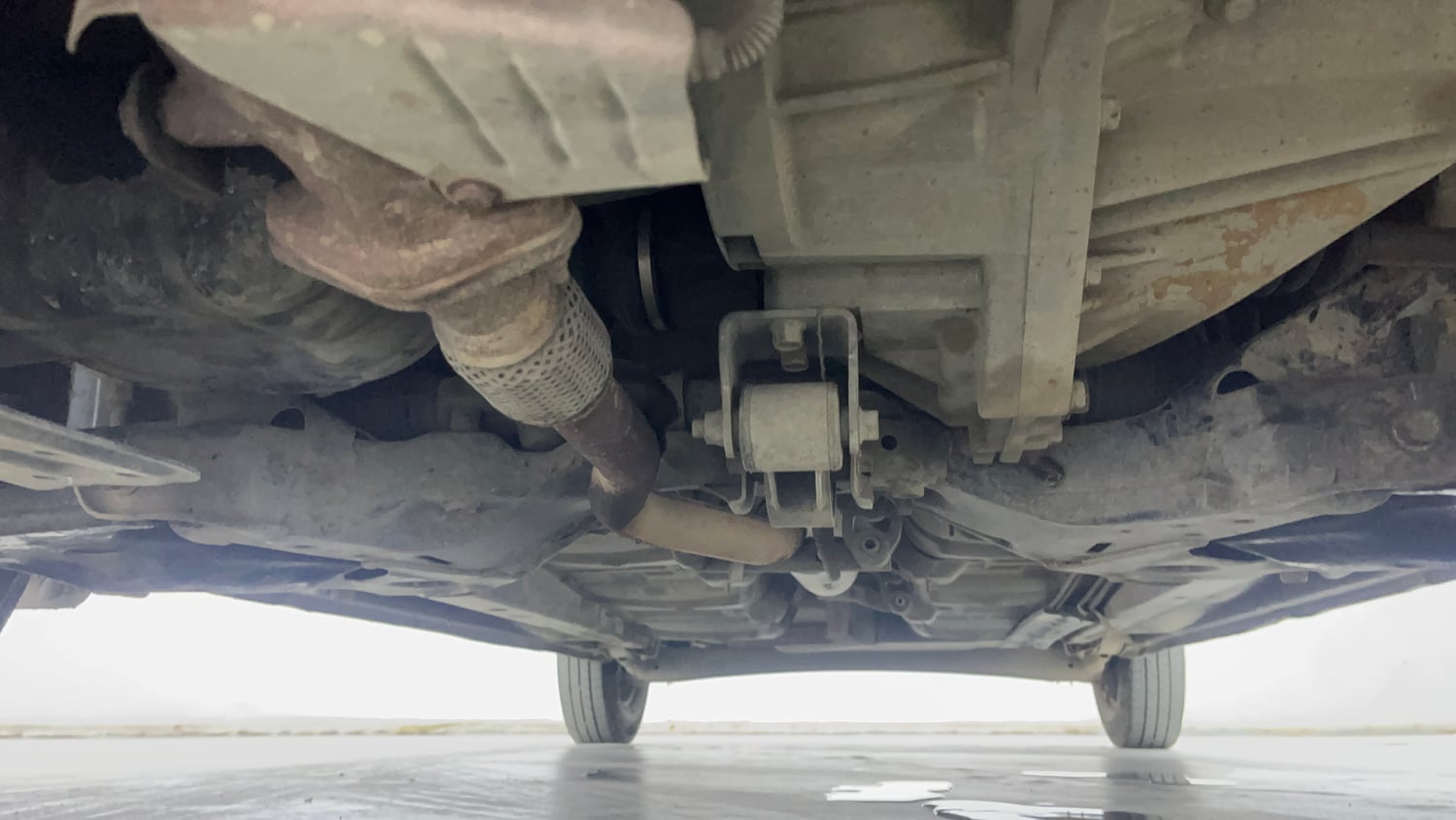 Used 2014 Hyundai i10 Magna 1.1 iRDE2 Petrol Manual extra FRONT LEFT UNDERBODY VIEW
