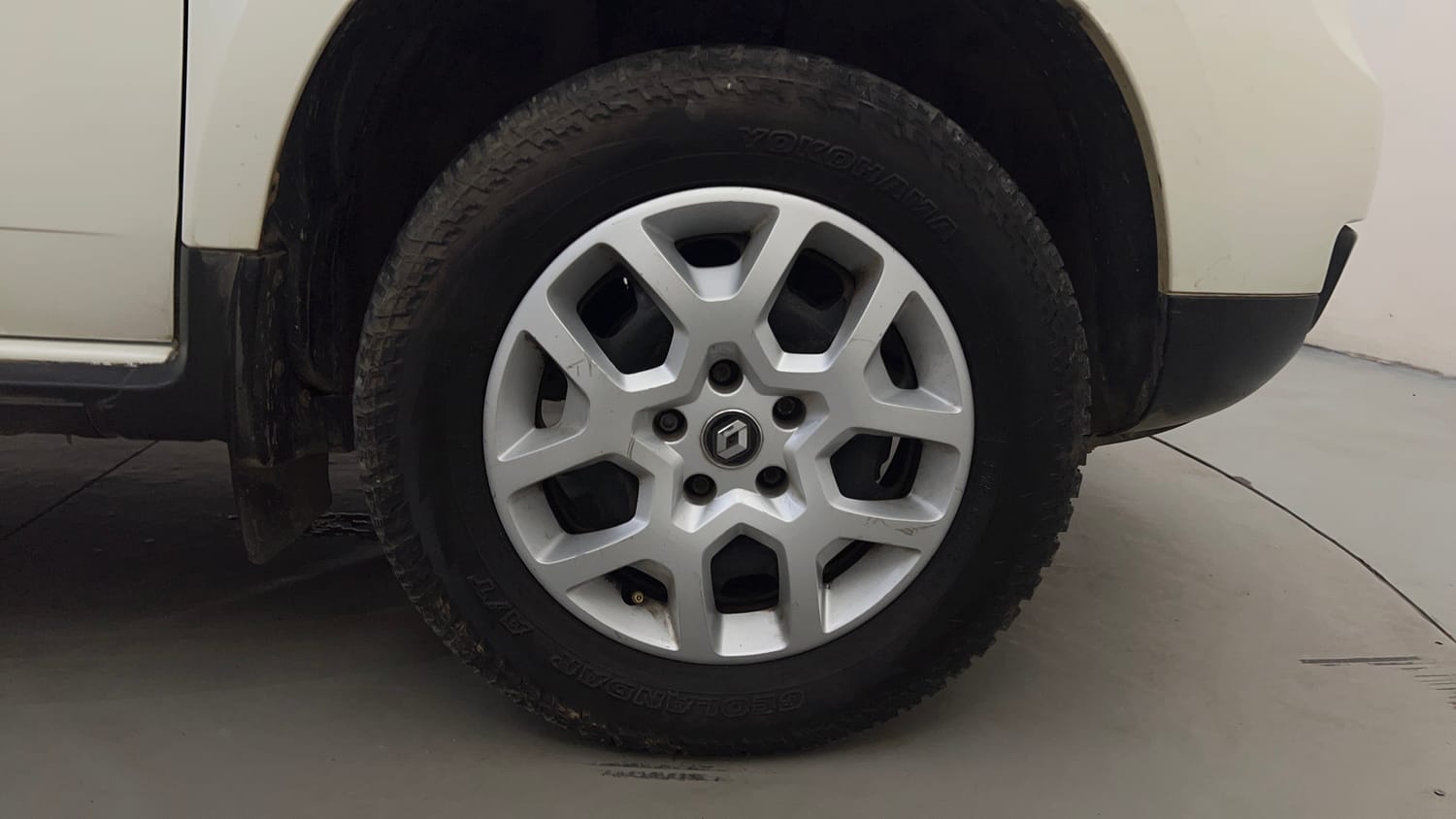 Used 2016 Renault Duster 110 PS RXL 4X2 MT Diesel Manual tyres RIGHT FRONT TYRE RIM VIEW