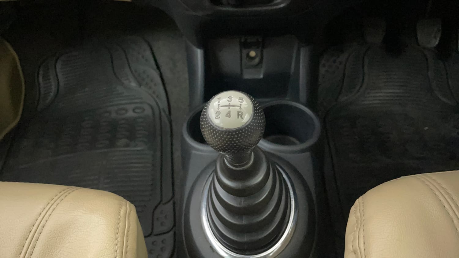 Used 2015 Honda Brio S MT Petrol Manual interior GEAR  KNOB VIEW