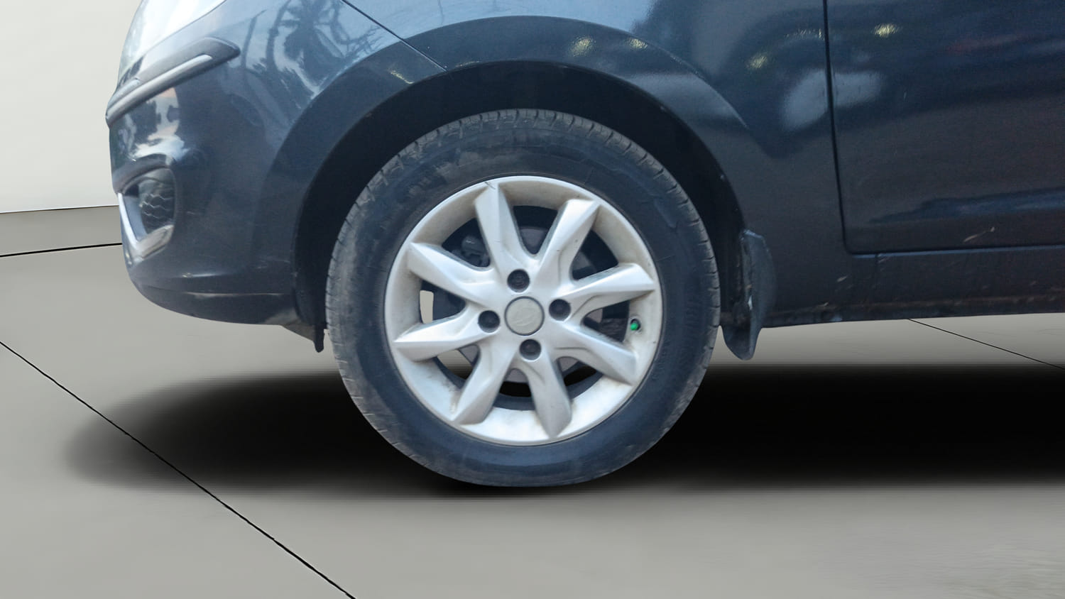 Used 2018 Tata Zest XTA Diesel Diesel Automatic tyres LEFT FRONT TYRE RIM VIEW