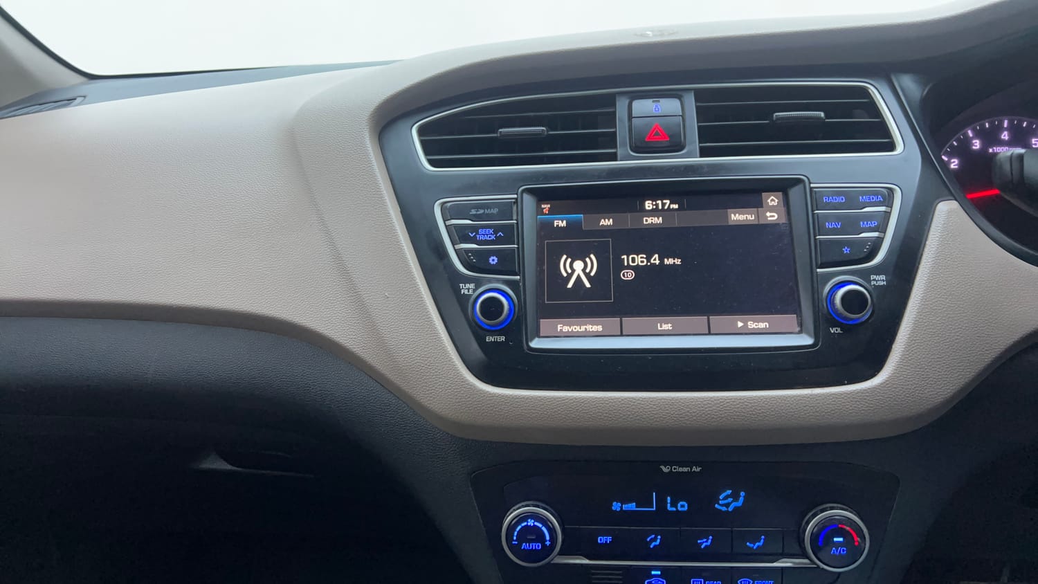 Used 2018 Hyundai Elite i20 Asta 1.2 AT Petrol Automatic interior MUSIC SYSTEM & AC CONTROL VIEW