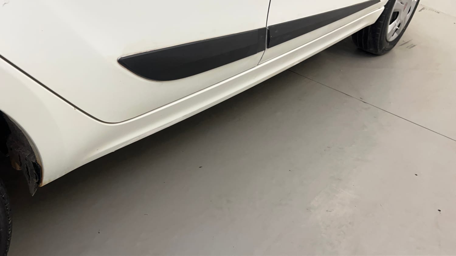 Used 2016 Tata Tiago Revotron XT Petrol Manual dents MINOR SCRATCH