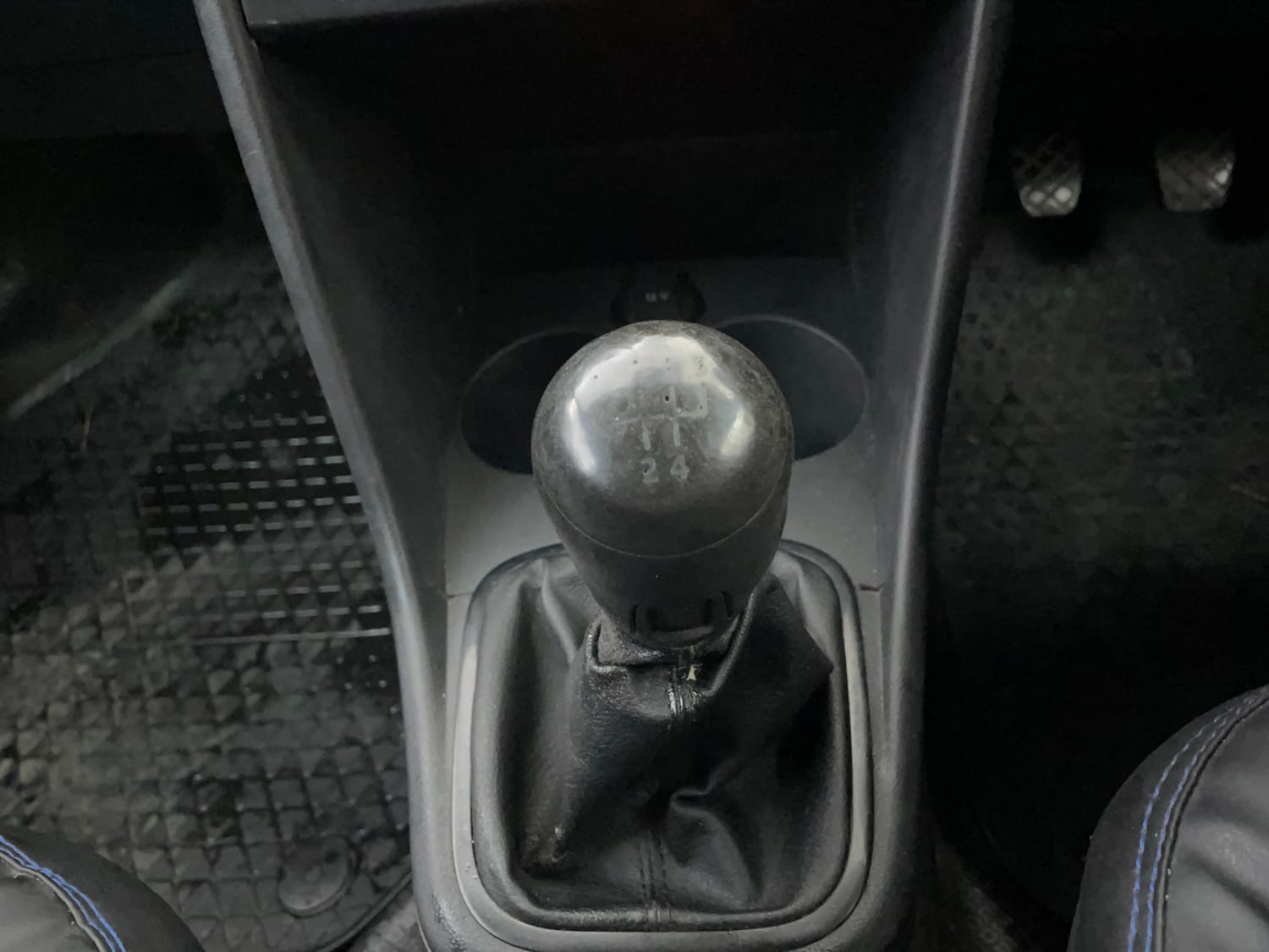 Used 2015 Volkswagen Polo Comfortline 1.2L (P) Petrol Manual interior GEAR  KNOB VIEW