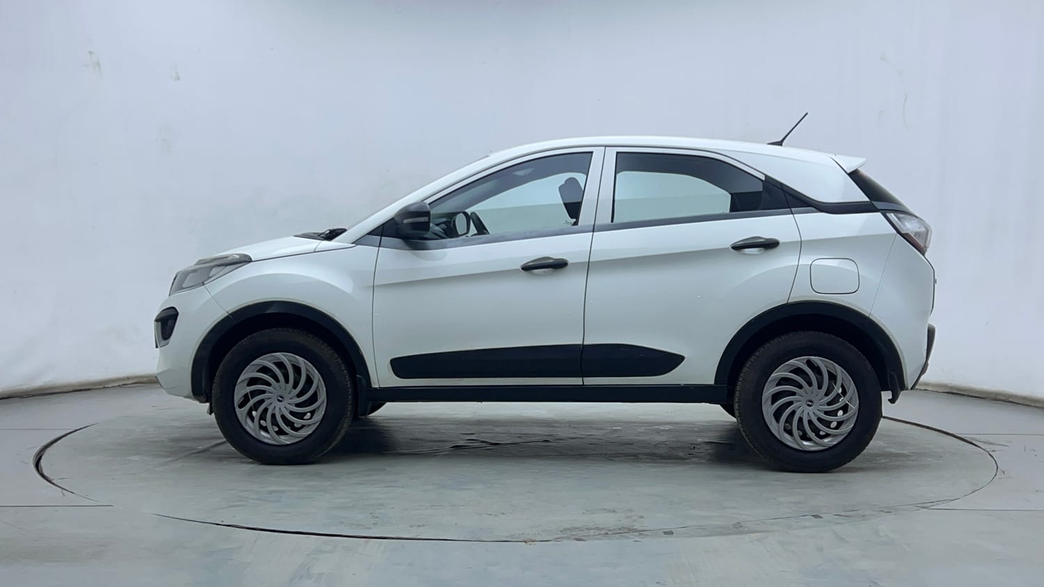 Used 2018 Tata Nexon XM Petrol Manual exterior LEFT SIDE VIEW
