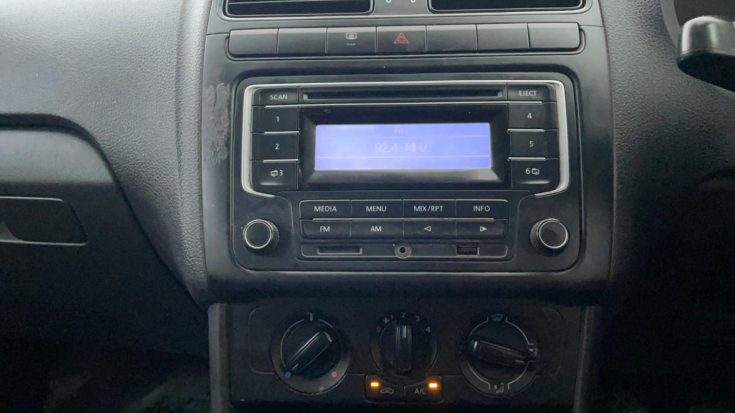 Used 2015 Volkswagen Polo Comfortline 1.2L (P) Petrol Manual interior MUSIC SYSTEM & AC CONTROL VIEW