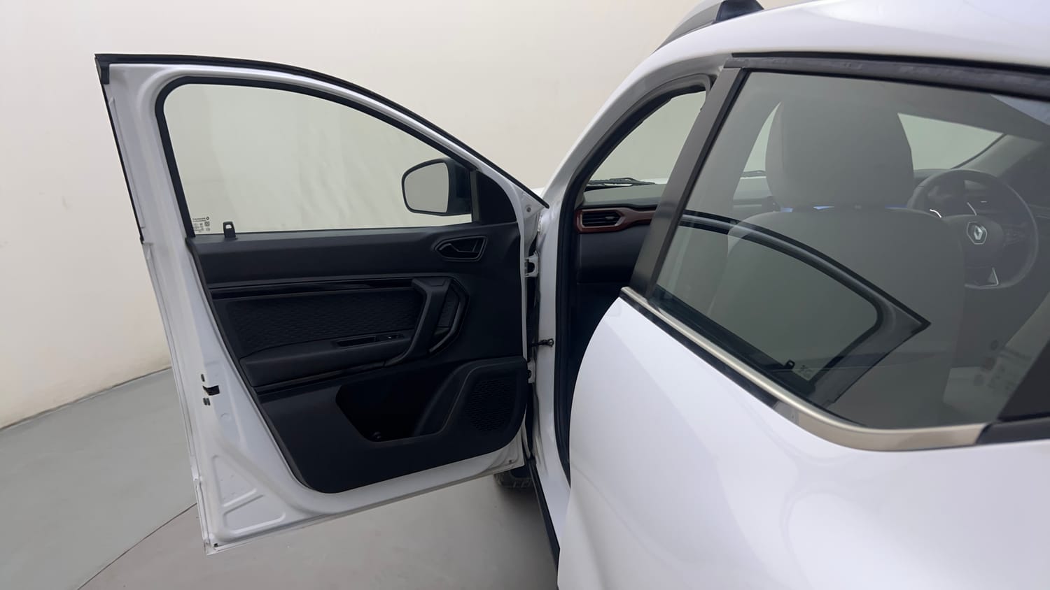 Used 2022 Renault Kiger RXZ 1.0 Turbo MT Petrol Manual interior LEFT FRONT DOOR OPEN VIEW