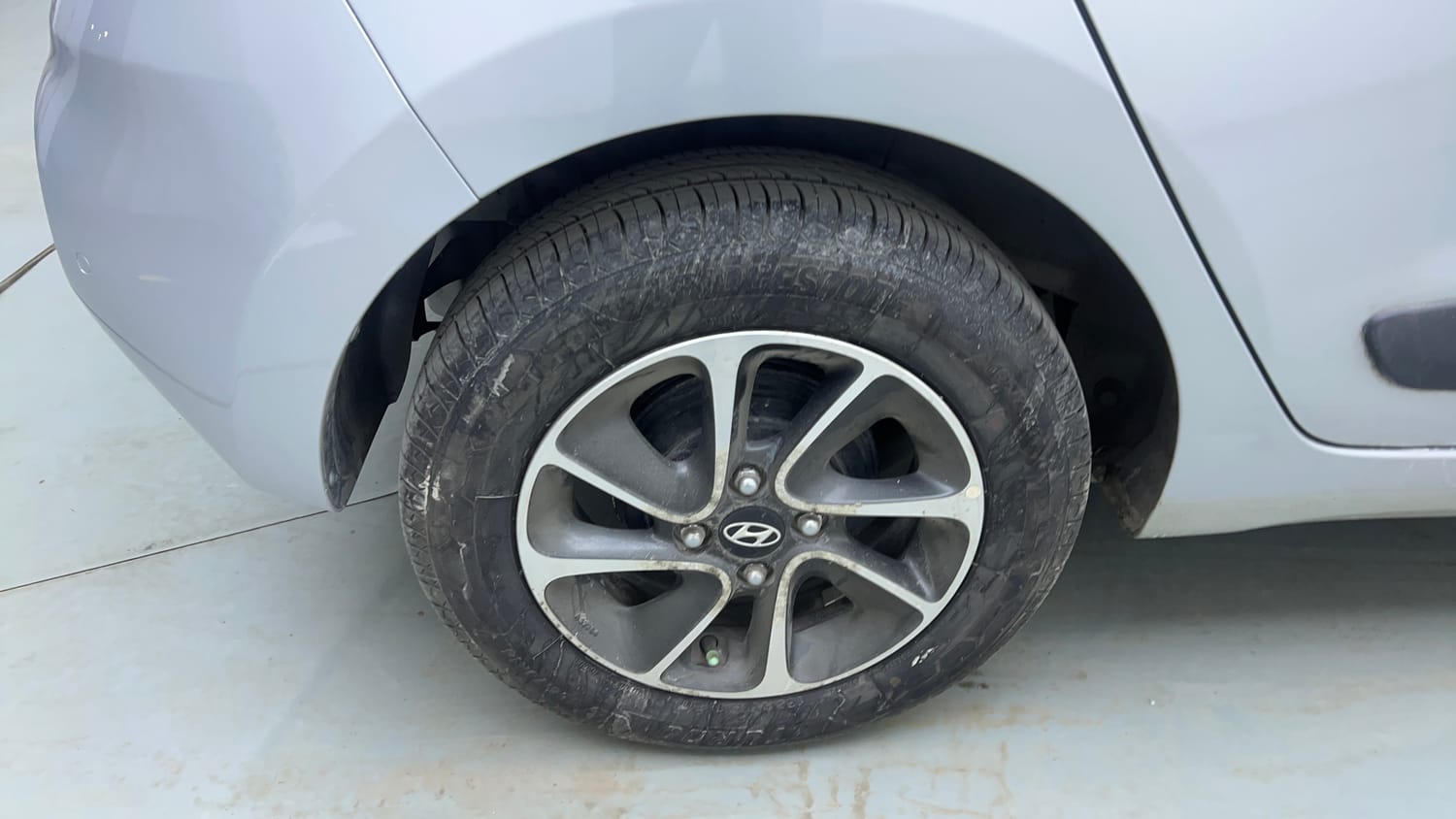 Used 2018 Hyundai Grand i10 Sportz AT 1.2 Kappa VTVT Petrol Automatic tyres RIGHT REAR TYRE RIM VIEW