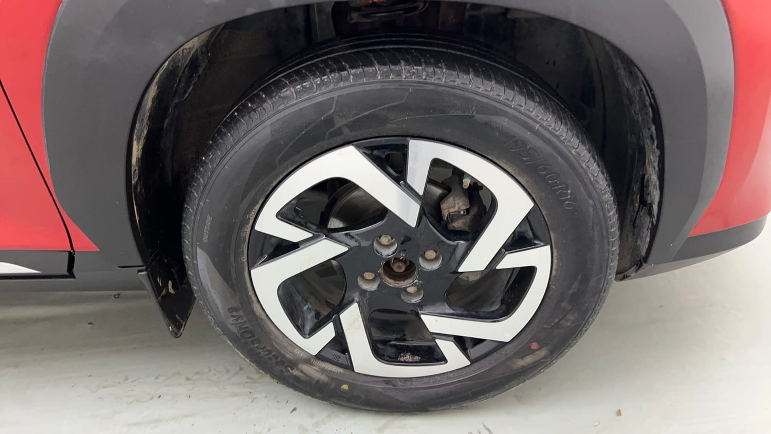 Used 2022 Nissan Magnite XV Premium Turbo CVT Petrol Automatic tyres RIGHT FRONT TYRE RIM VIEW