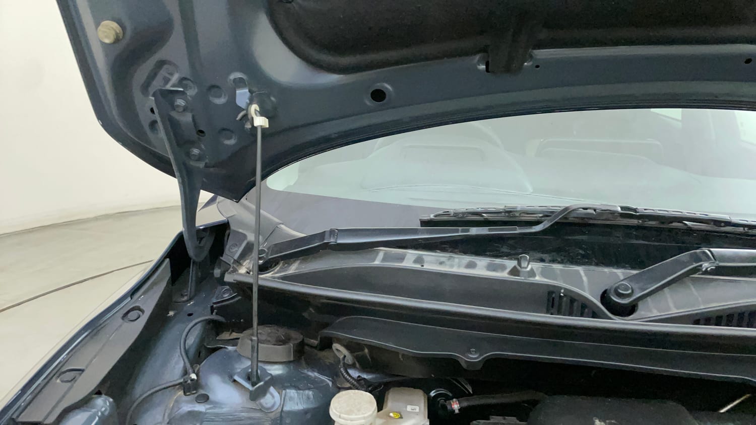 Used 2024 Toyota Glanza V AMT Petrol Automatic engine ENGINE RIGHT SIDE HINGE & APRON VIEW
