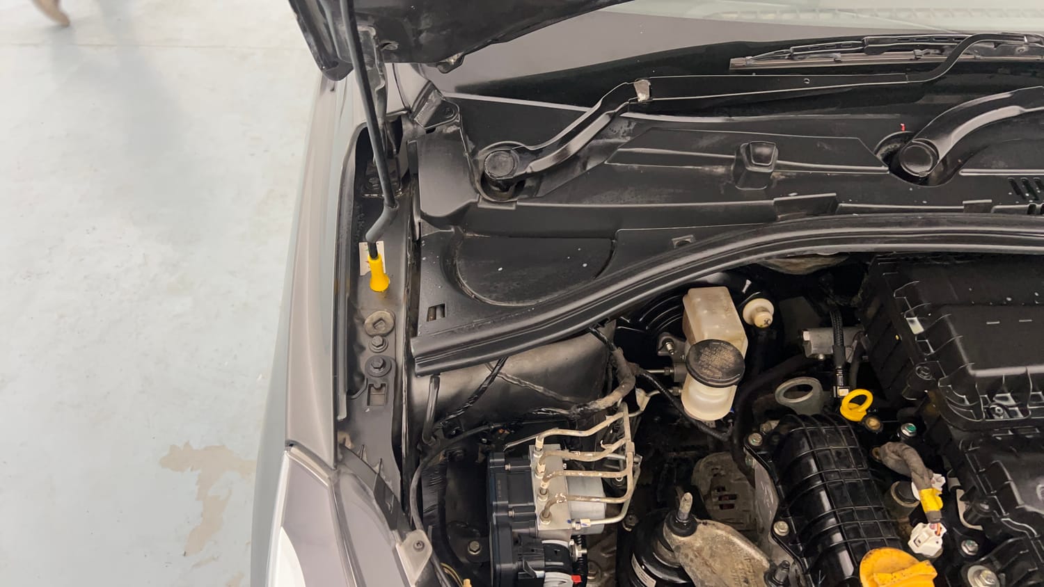 Used 2022 Tata Tigor XZ Plus CNG Cng Manual engine ENGINE RIGHT SIDE HINGE & APRON VIEW