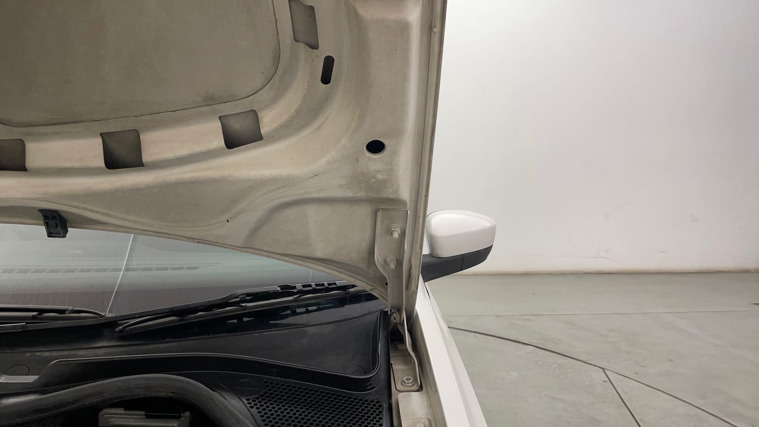 Used 2015 Volkswagen Polo Comfortline 1.2L (P) Petrol Manual engine ENGINE LEFT SIDE HINGE & APRON VIEW